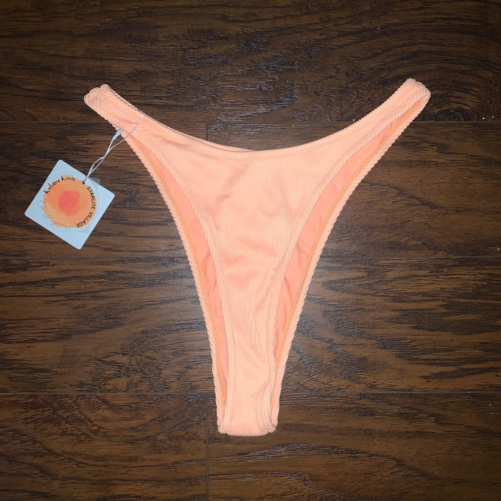 Hannah Meloche Kulani Kini’s Cheeky Bottoms